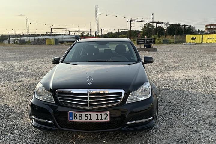 Sort Mercedes C180 fra 2011