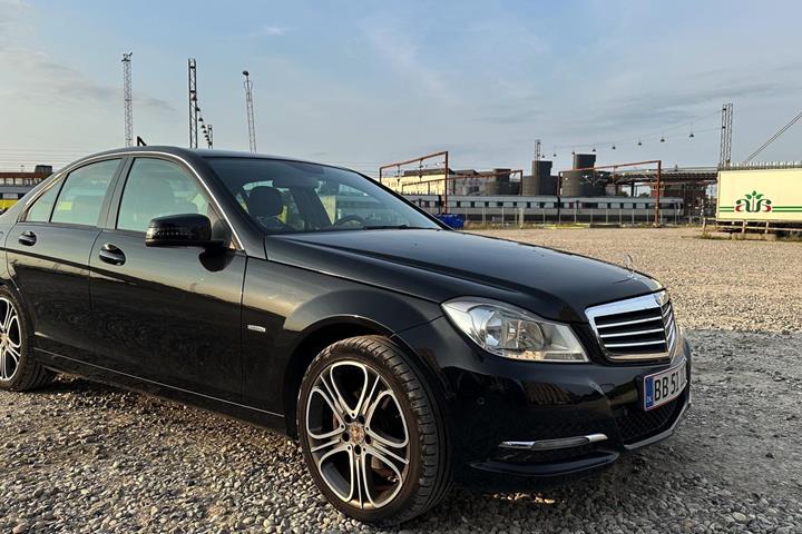 Sort Mercedes C180 fra 2011
