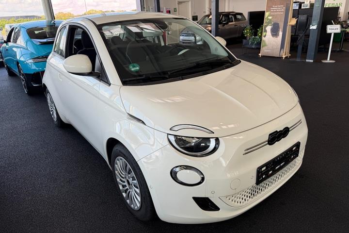 Hvid Fiat 500e fra 2023