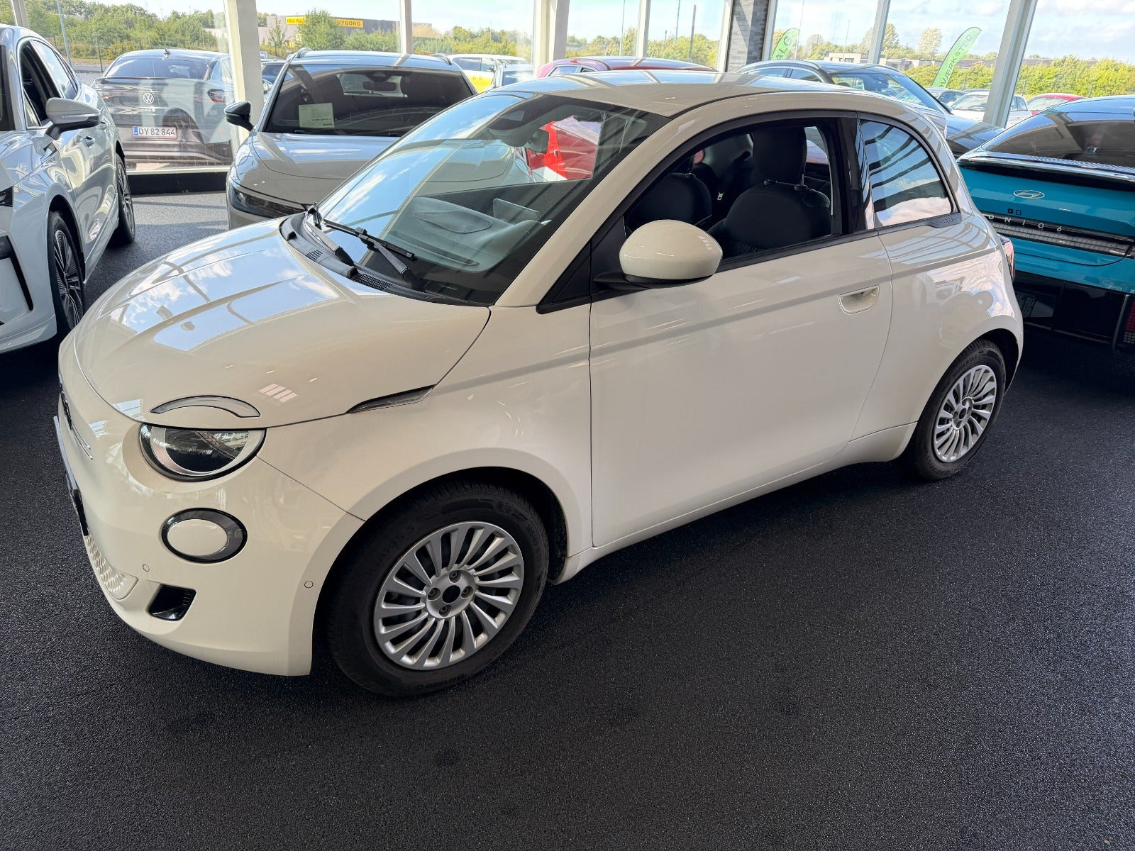 Hvid Fiat 500e fra 2023
