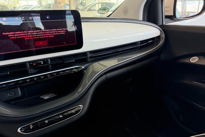 Hvid Fiat 500e fra 2023
