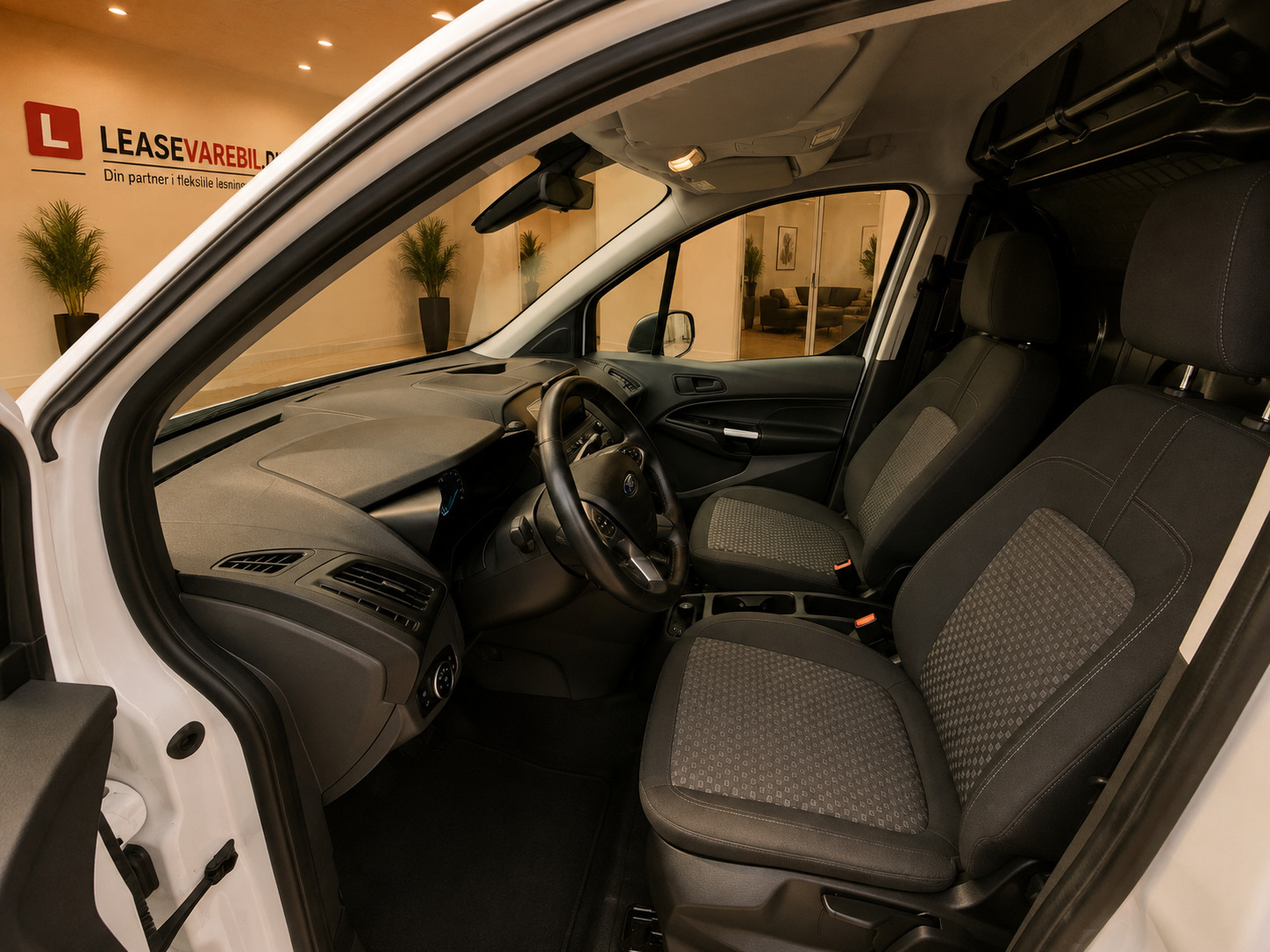 Hvid Ford Transit Connect fra 2022