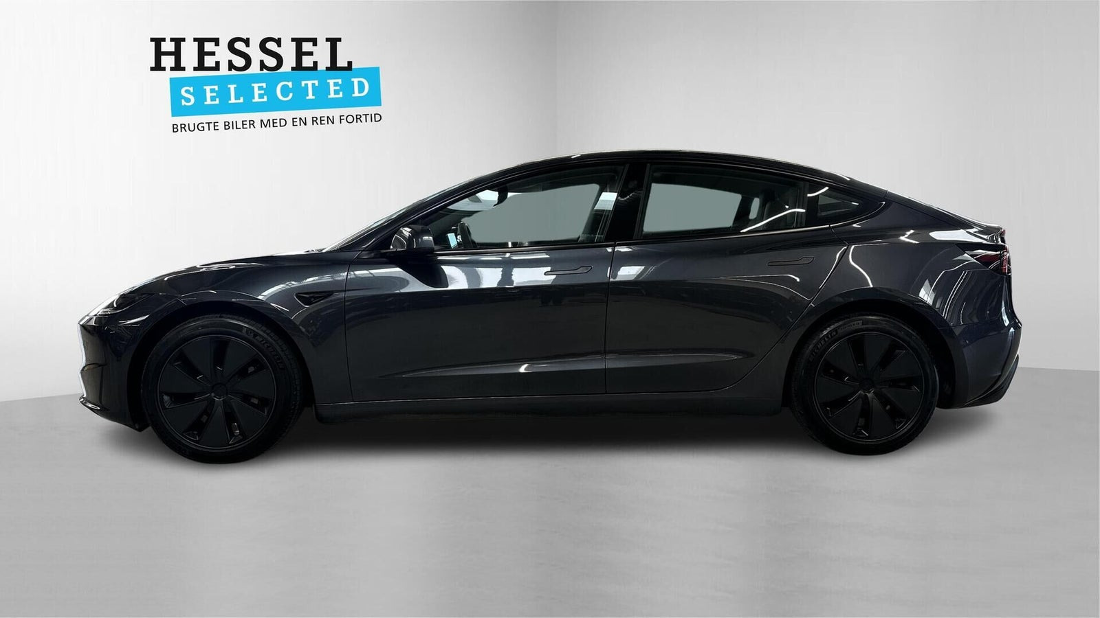 Grå Tesla Model 3 fra 2024