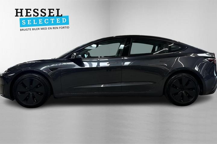 Grå Tesla Model 3 fra 2024
