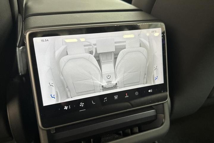Grå Tesla Model 3 fra 2024