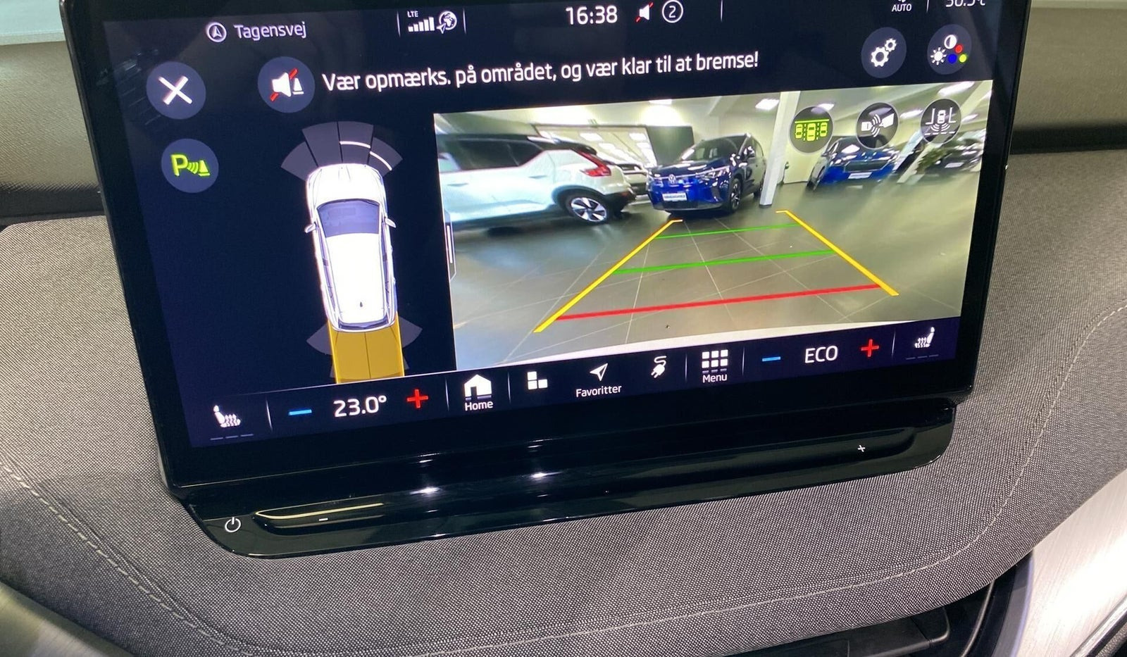 Hvid Skoda Enyaq fra 2022