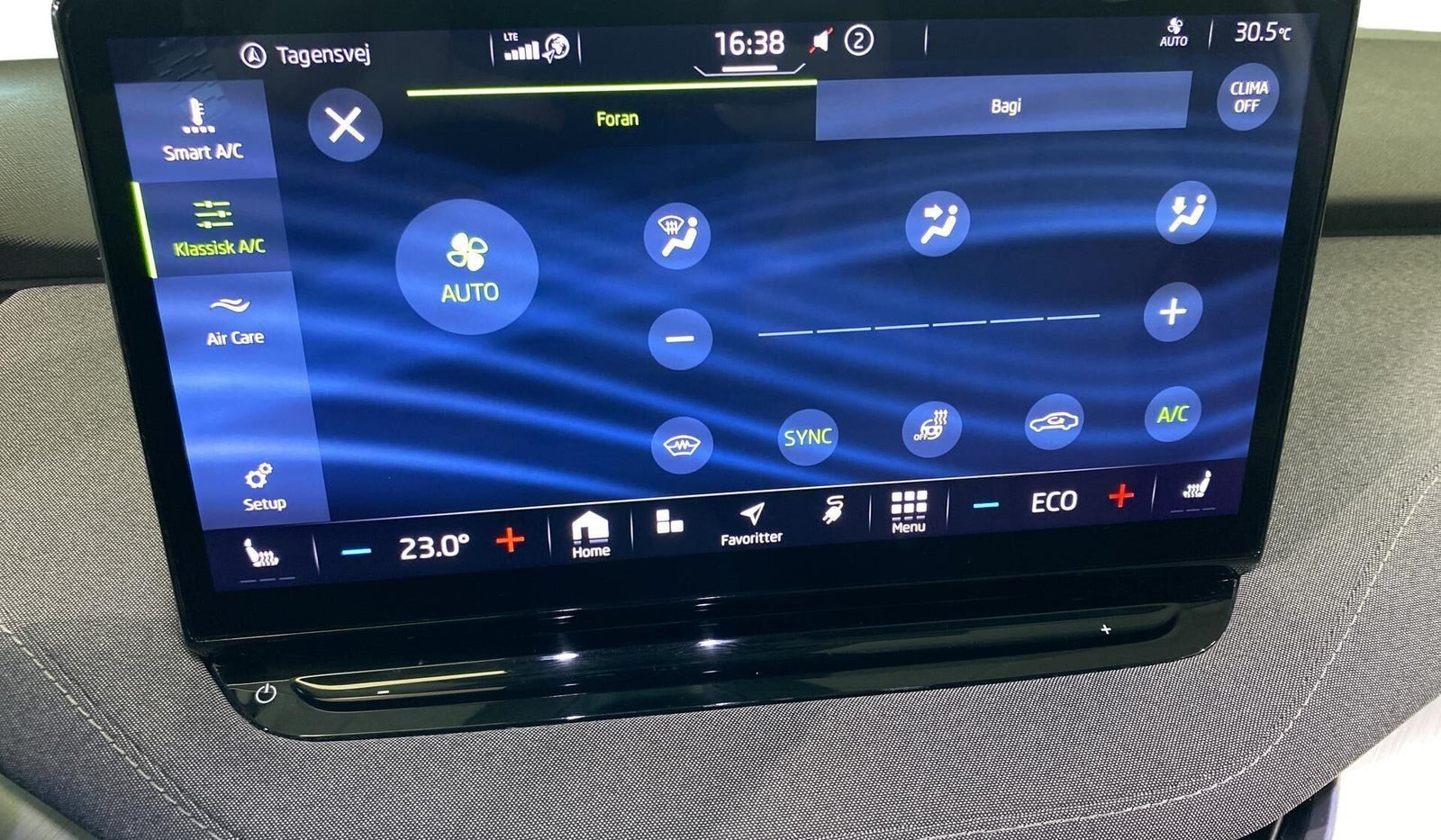 Hvid Skoda Enyaq fra 2022