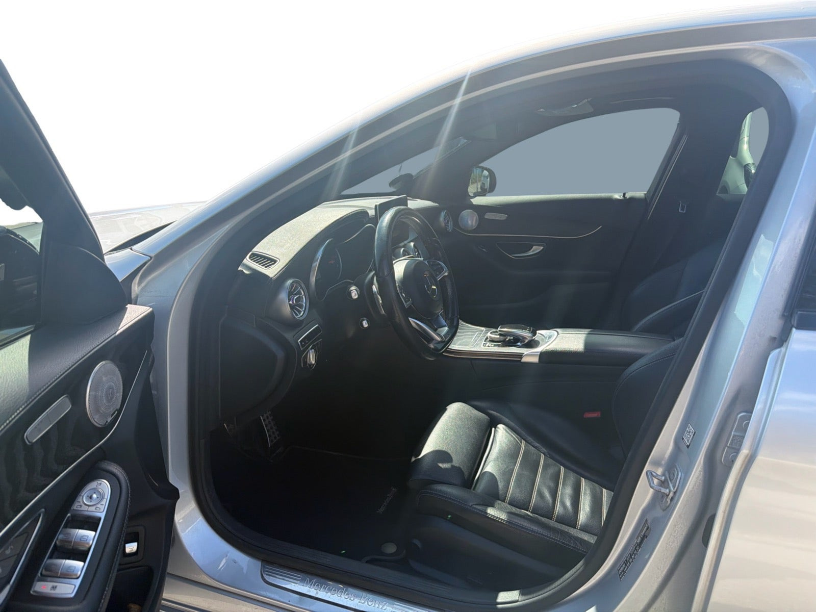 Sølv Mercedes C300 fra 2015