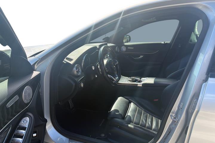 Sølv Mercedes C300 fra 2015