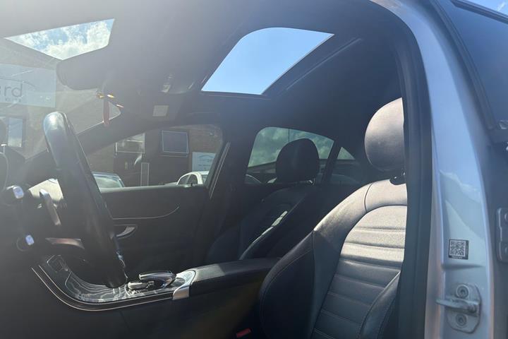 Sølv Mercedes C300 fra 2015