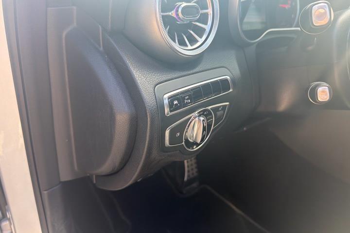 Sølv Mercedes C300 fra 2015