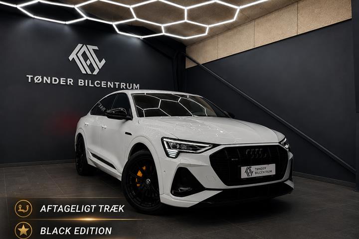 Hvid Audi e-tron fra 2023 set udefra