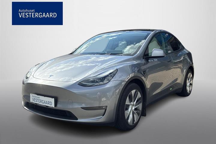 Sølv Tesla Model Y fra 2023