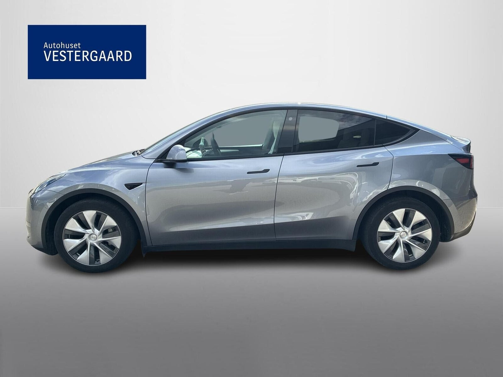 Sølv Tesla Model Y fra 2023
