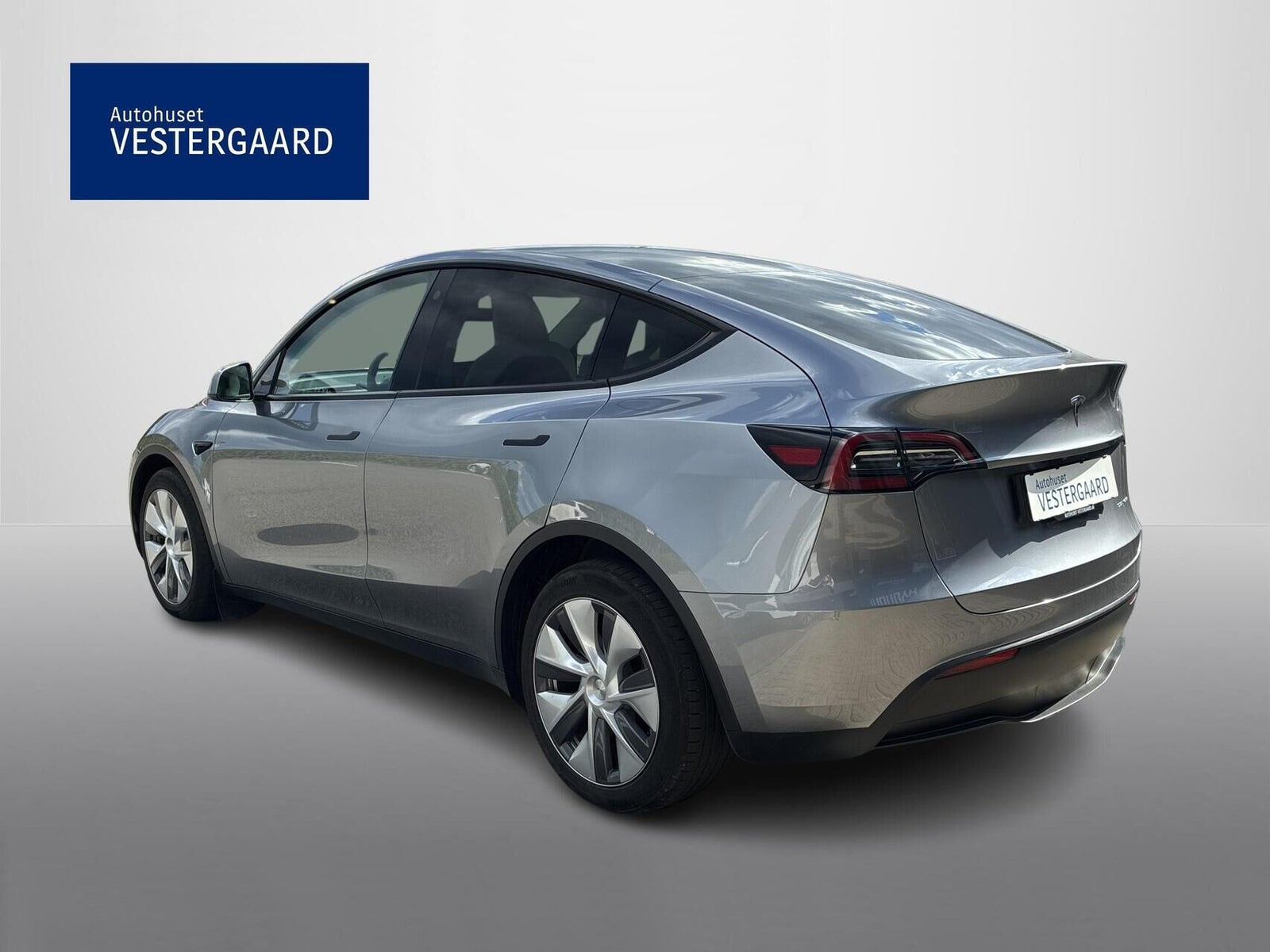 Sølv Tesla Model Y fra 2023