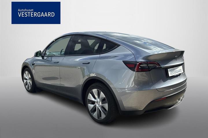 Sølv Tesla Model Y fra 2023