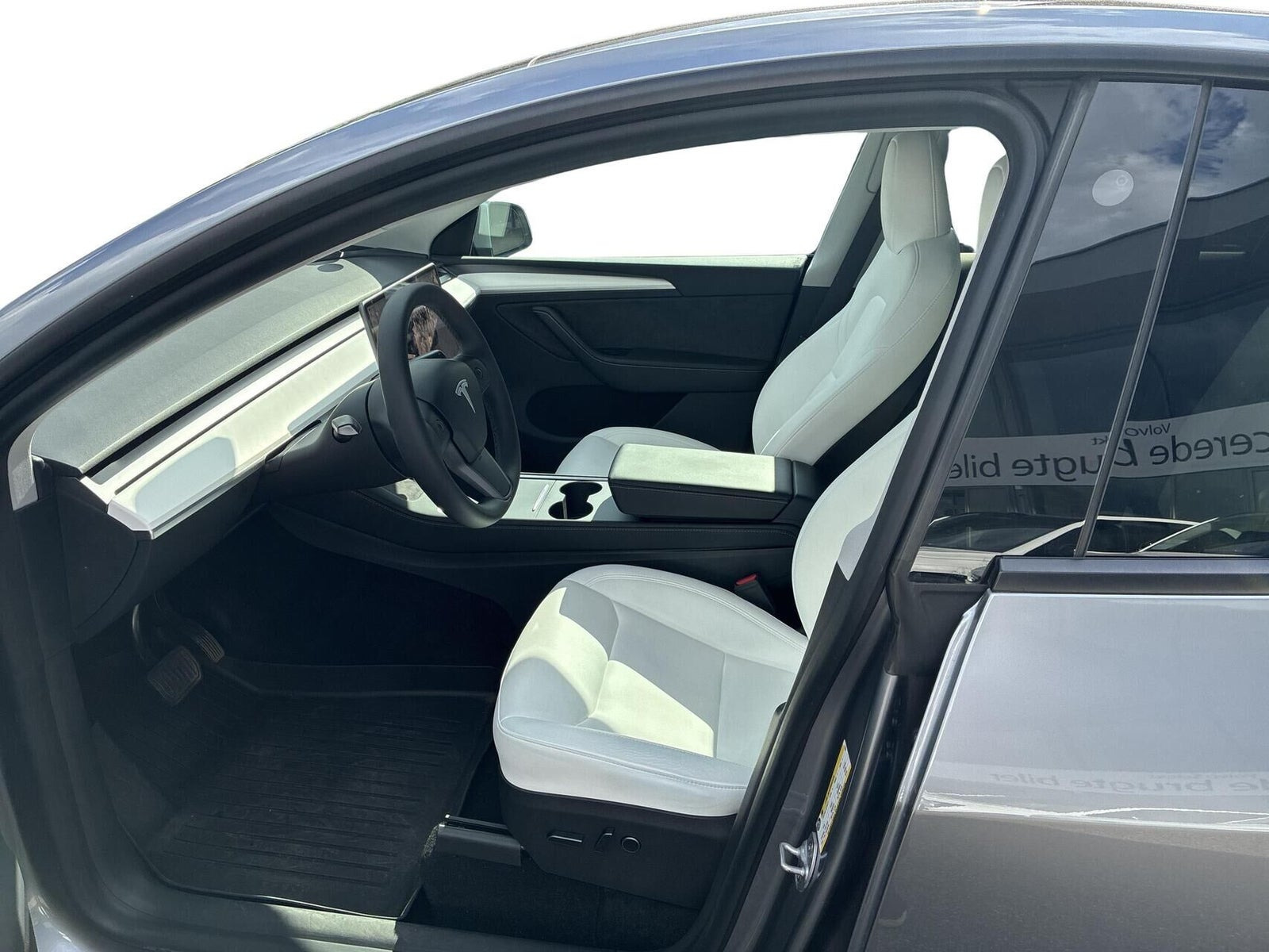 Sølv Tesla Model Y fra 2023