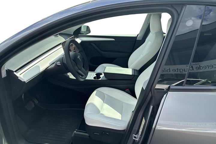 Sølv Tesla Model Y fra 2023