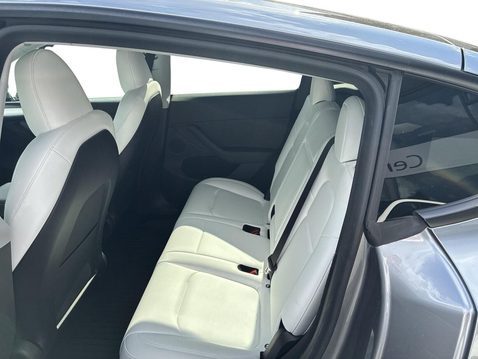 Sølv Tesla Model Y fra 2023