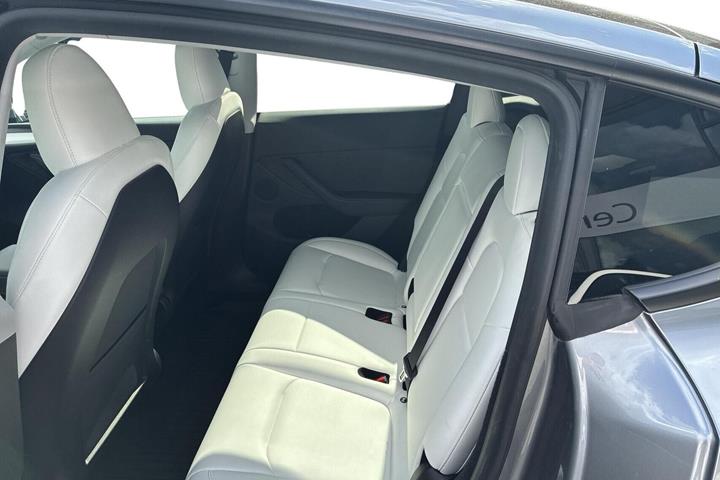 Sølv Tesla Model Y fra 2023