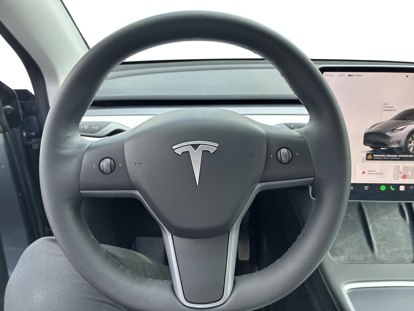 Sølv Tesla Model Y fra 2023