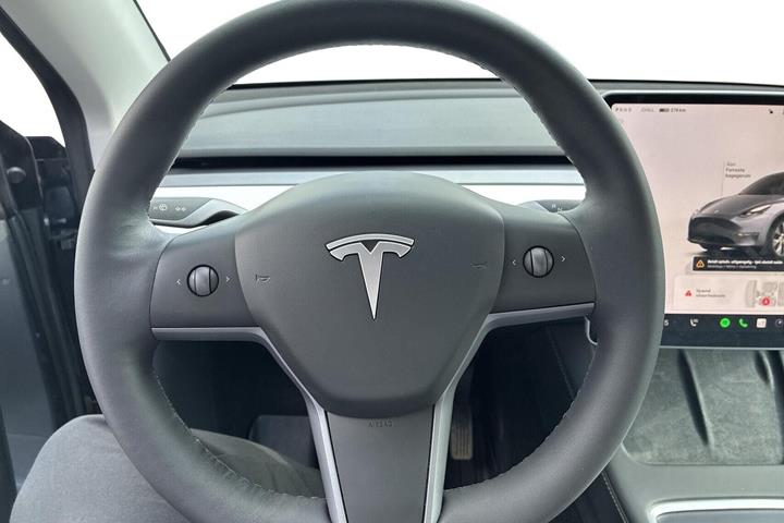 Sølv Tesla Model Y fra 2023