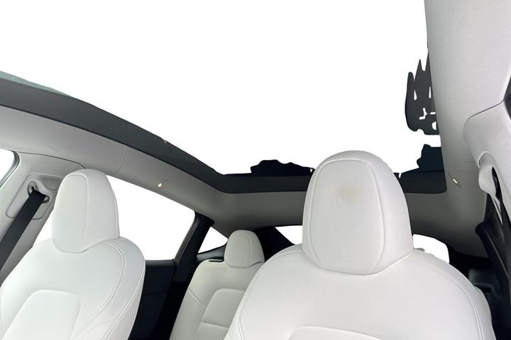 Sølv Tesla Model Y fra 2023