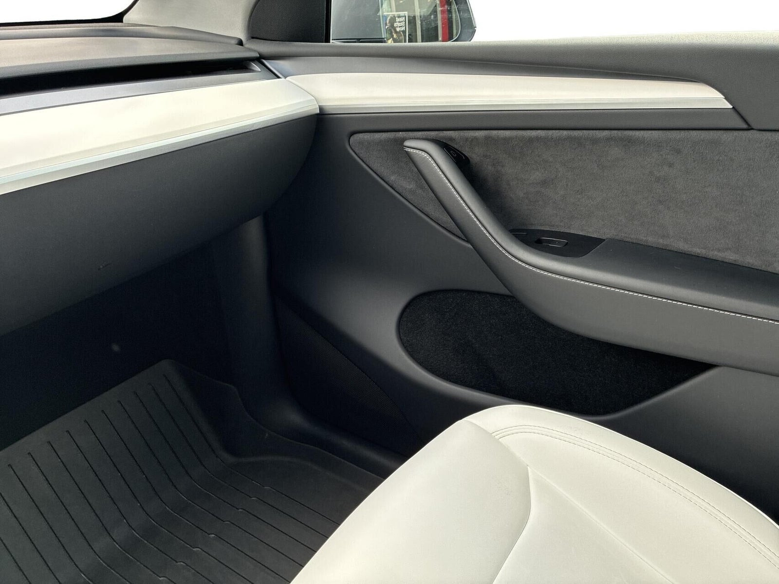 Sølv Tesla Model Y fra 2023