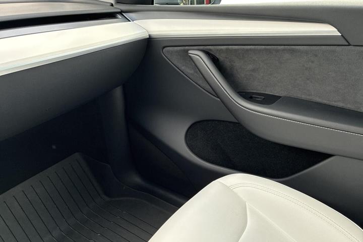 Sølv Tesla Model Y fra 2023