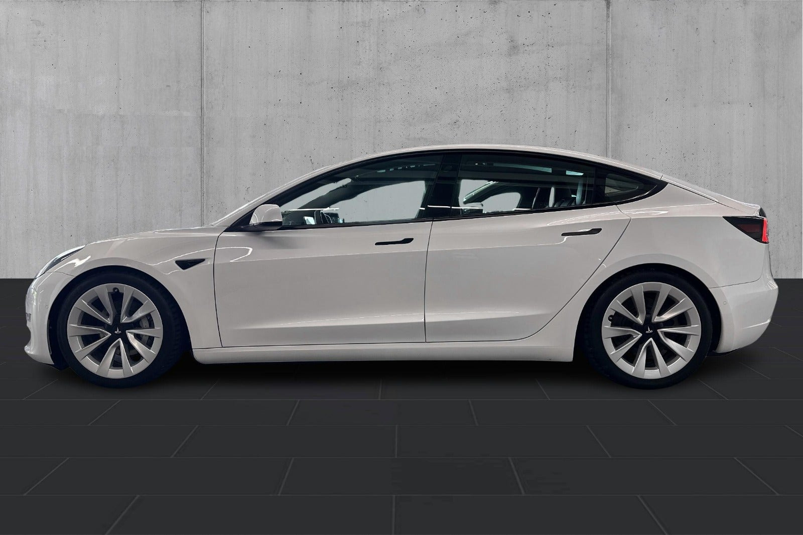 Hvid Tesla Model 3 fra 2022