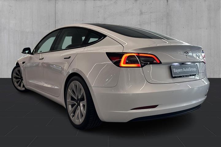 Hvid Tesla Model 3 fra 2022
