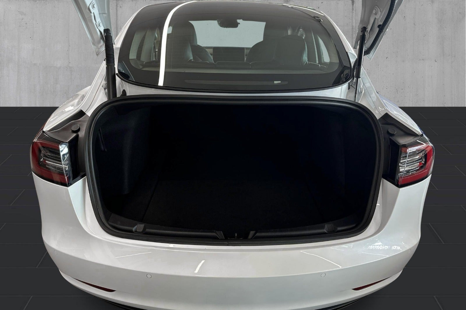 Hvid Tesla Model 3 fra 2022