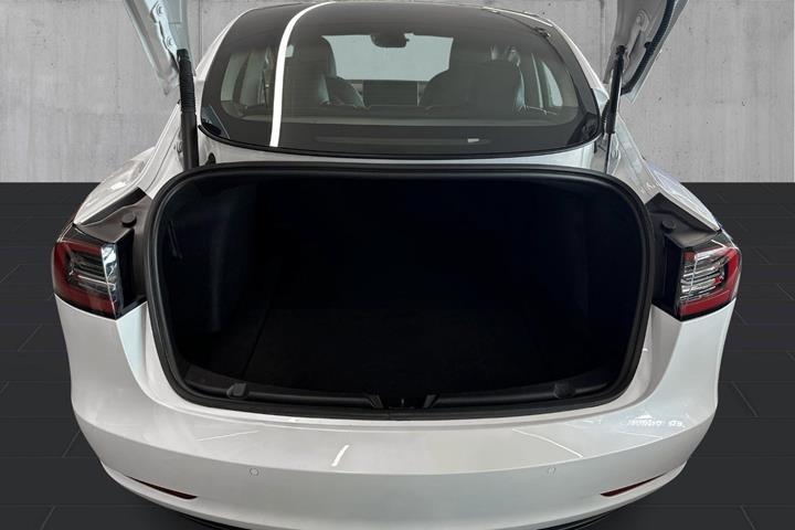 Hvid Tesla Model 3 fra 2022
