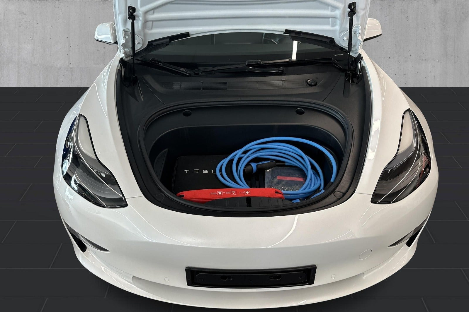 Hvid Tesla Model 3 fra 2022