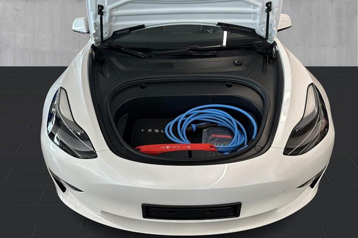 Hvid Tesla Model 3 fra 2022