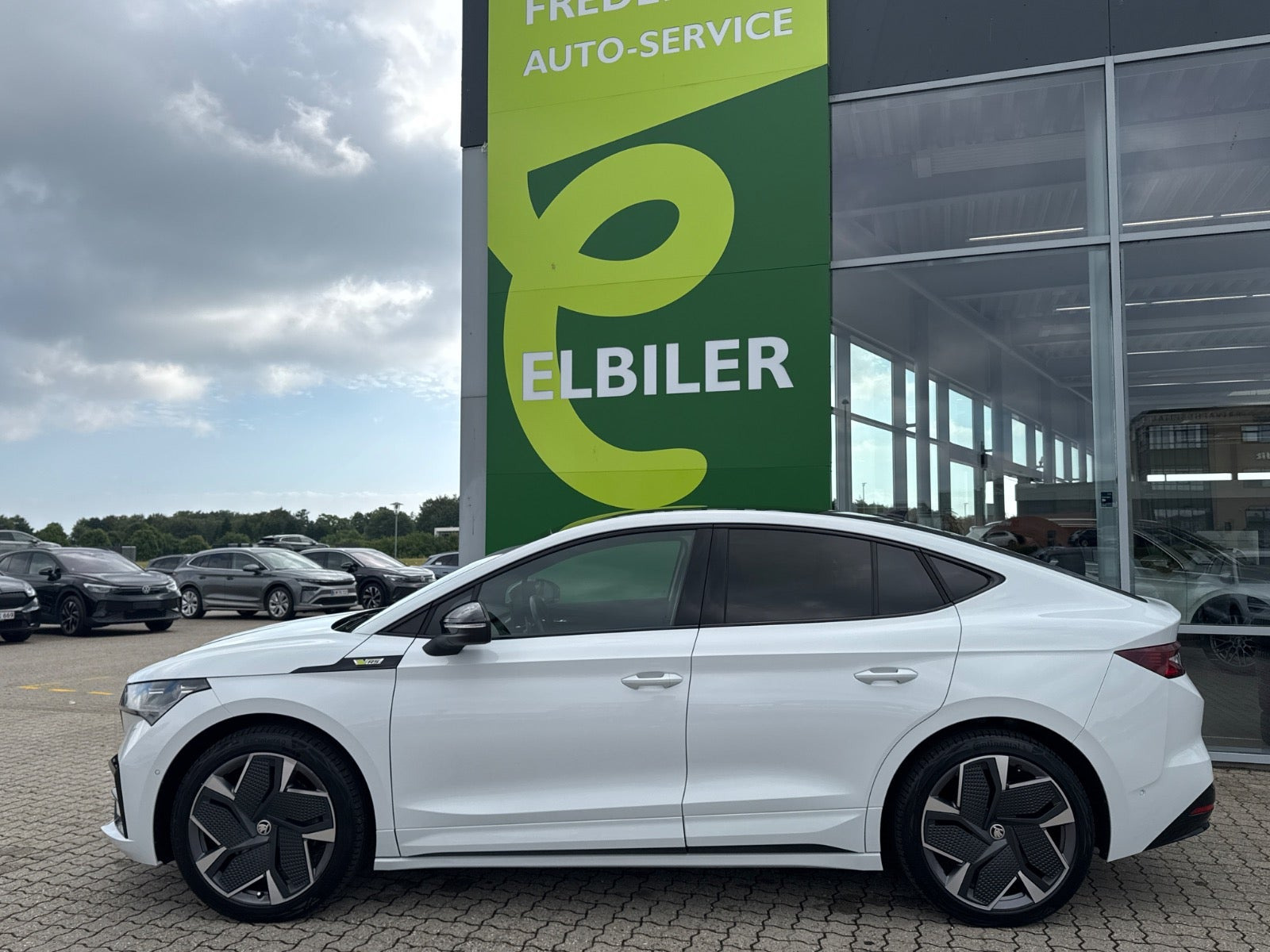 Hvid Skoda Enyaq fra 2022