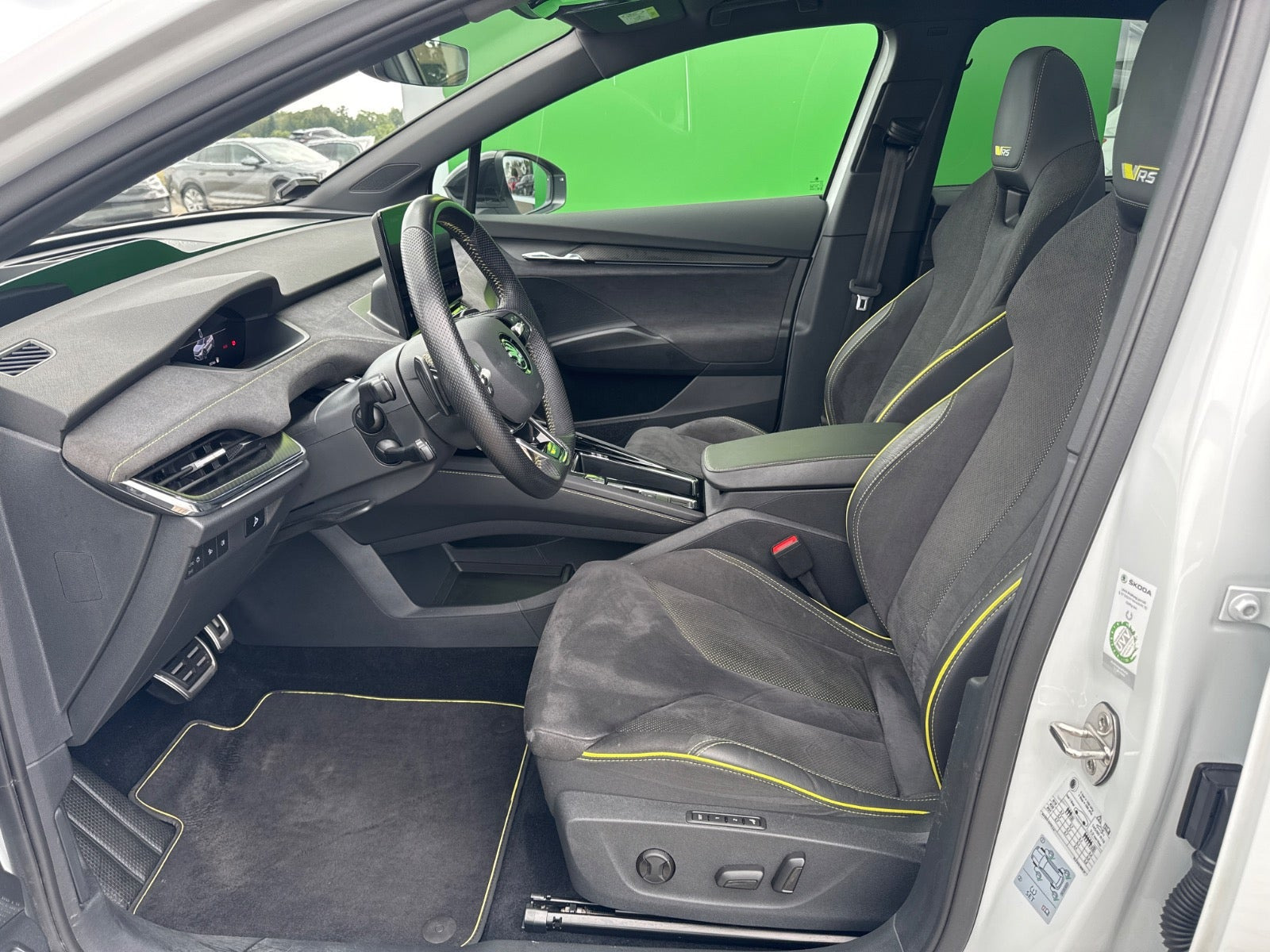 Hvid Skoda Enyaq fra 2022