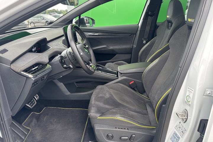 Hvid Skoda Enyaq fra 2022