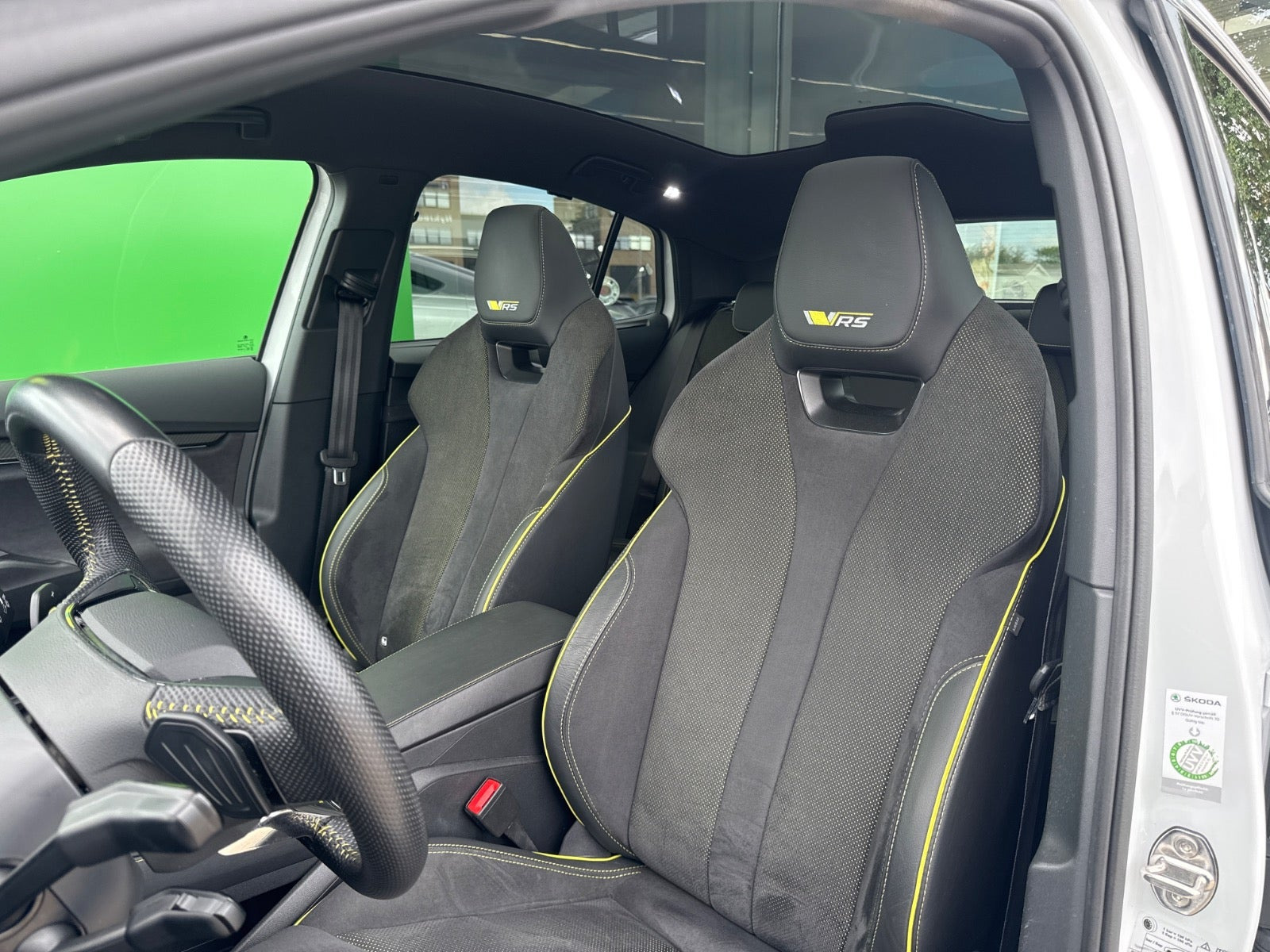 Hvid Skoda Enyaq fra 2022
