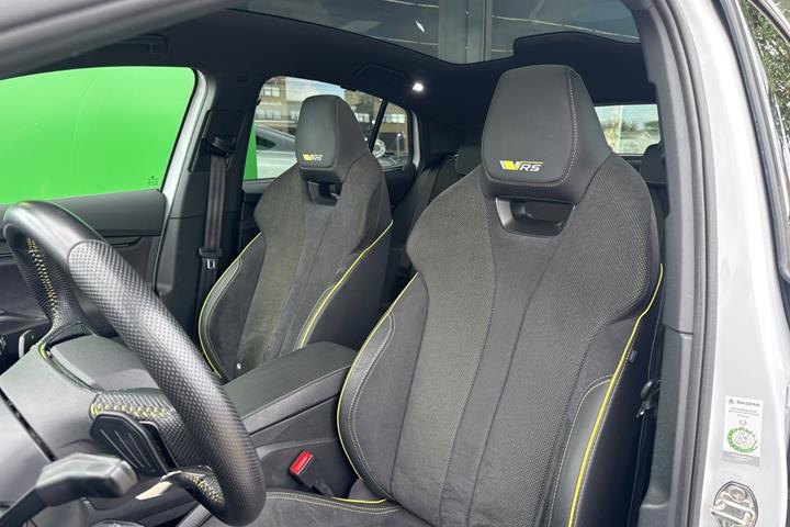 Hvid Skoda Enyaq fra 2022