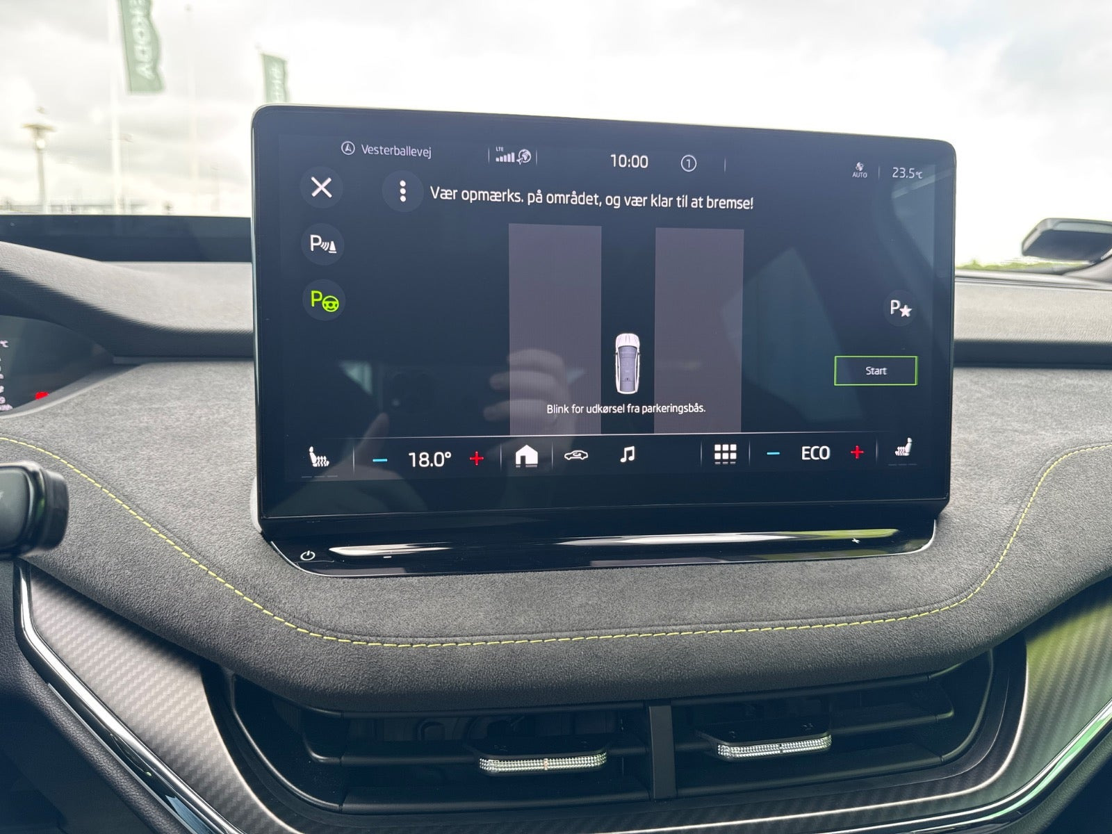 Hvid Skoda Enyaq fra 2022