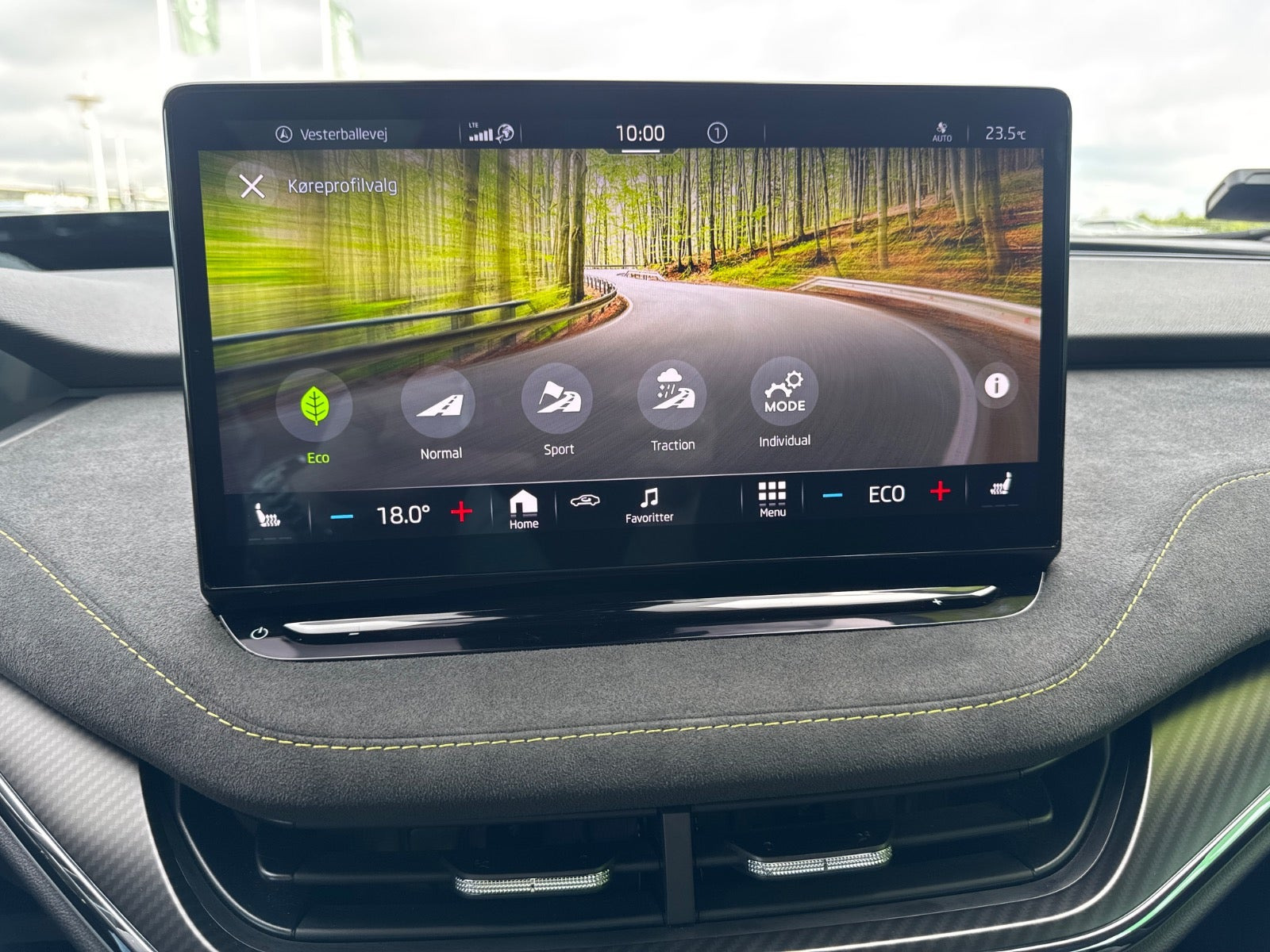 Hvid Skoda Enyaq fra 2022