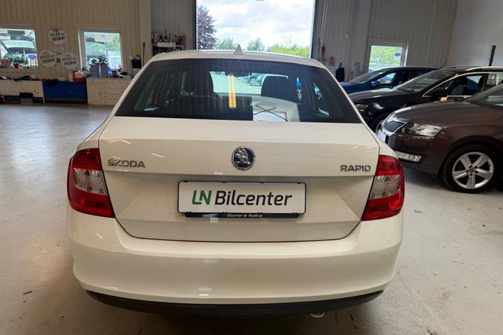 Hvid Skoda Rapid fra 2017