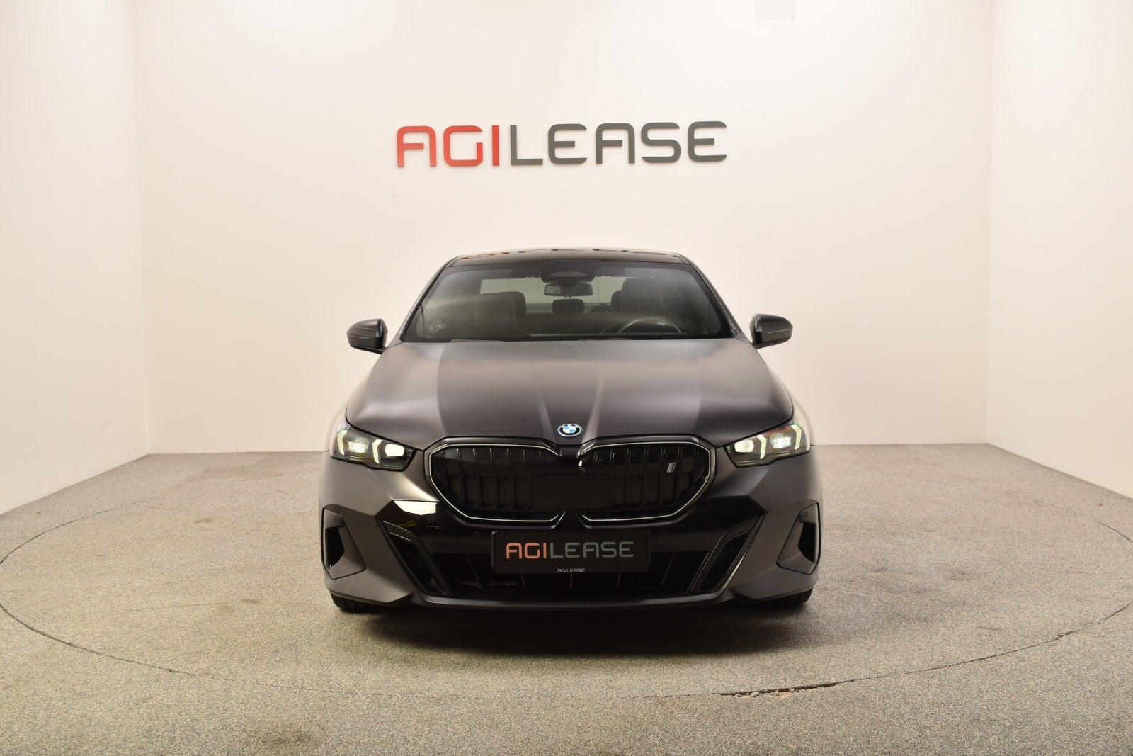 Grå BMW i5 fra 2024