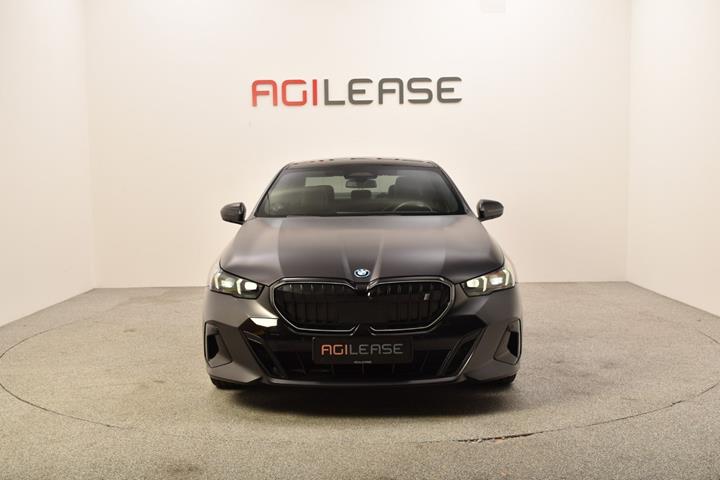 Grå BMW i5 fra 2024