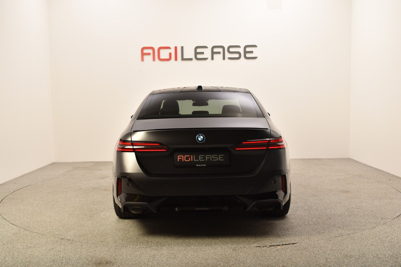 Grå BMW i5 fra 2024