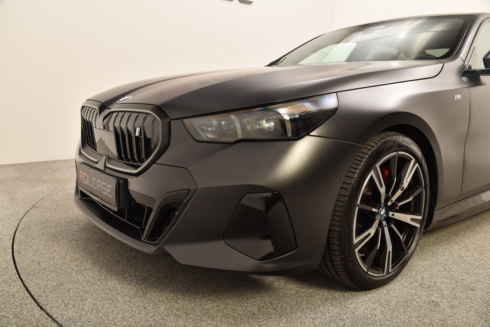 Grå BMW i5 fra 2024