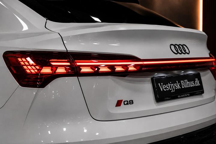 Hvid Audi Q8 e-tron fra 2023