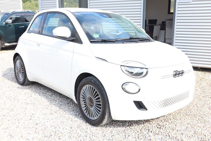 Hvid Fiat 500e fra 2024