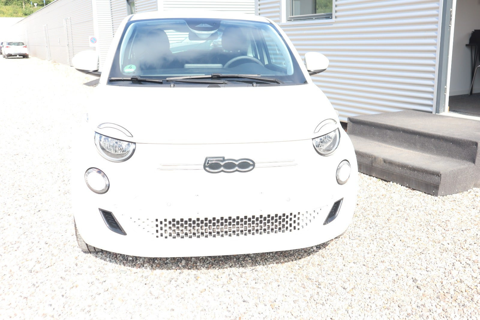 Hvid Fiat 500e fra 2024